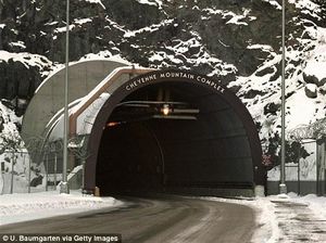 Melihat Isi Kompleks Pegunungan Tahan Kiamat Milik AS