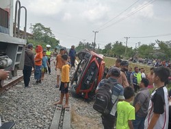 Mobil Bawa Balita-Bocah SD Tertabrak KA Barang di Tebing Tinggi
