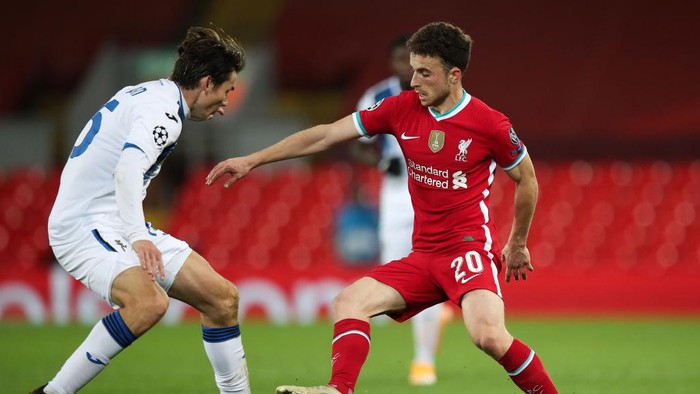 LIVERPOOL, ENGLAND - NOVEMBER 25: Martin de Roon of Atalanta and Diogo Jota of Liverpool  during the UEFA Champions League Group D stage match between Liverpool FC and Atalanta BC at Anfield on November 25, 2020 in Liverpool, United Kingdom. Sporting stadiums around the UK remain under strict restrictions due to the Coronavirus Pandemic as Government social distancing laws prohibit fans inside venues resulting in games being played behind closed doors. (Photo by Robbie Jay Barratt - AMA/Getty Images)