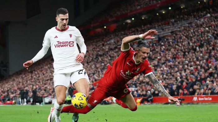 LIVERPOOL, ENGLAND - DECEMBER 17: Diogo Dalot of Manchester United battles for possession with Darwin Nunez of Liverpool during the Premier League match between Liverpool FC and Manchester United at Anfield on December 17, 2023 in Liverpool, England. (Photo by Clive Brunskill/Getty Images)