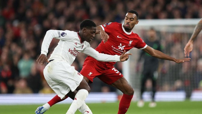 LIVERPOOL, ENGLAND - DECEMBER 17: Kobbie Mainoo of Manchester United battles for possession with Ryan Gravenberch of Liverpool during the Premier League match between Liverpool FC and Manchester United at Anfield on December 17, 2023 in Liverpool, England. (Photo by Clive Brunskill/Getty Images)