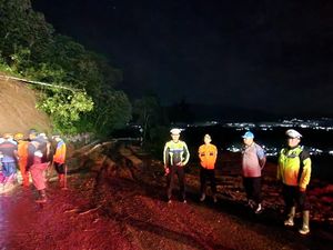 Jalur Majalengka-Kuningan Kembali Tertutup Longsor Jalur Majalengka-Kuningan Kembali Tertutup Longsor