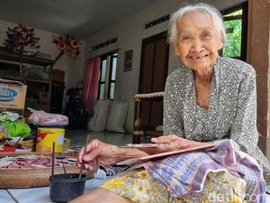 Cerita Mbah Atemo, Eksis Buat Mainan Tradisional Sejak Zaman Jepang Cerita Mbah Atemo, Eksis Buat Mainan Tradisional Sejak Zaman Jepang