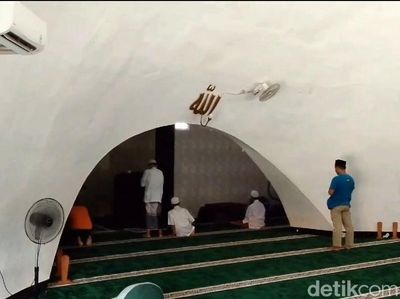 Uniknya Masjid Kurung Pajarakan yang Dibangun Sejak 1979
