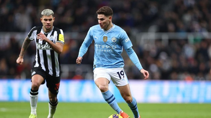 NEWCASTLE UPON TYNE, ENGLAND - JANUARY 13:  Julian Alvarez of Manchester City during the Premier League match between Newcastle United and Manchester City at St. James Park on January 13, 2024 in Newcastle upon Tyne, England. (Photo by Robbie Jay Barratt - AMA/Getty Images)