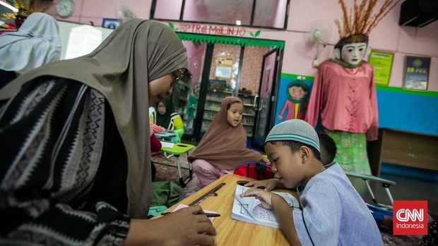 Guru membimbing seorang anak membaca Al Quran di RPTRA Malinjo, Pejaten Barat, Jakarta Selatan. (CNN Indonesia/ Adi Ibrahim)