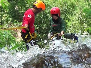 Serunya Siswa SMA di Banjarnegara Ngabuburit Susur Air Terjun 15 Meter