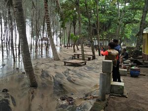 Obyek Wisata Pantai Malang Selatan Tutup Akibat Cuaca Ekstrem Obyek Wisata Pantai Malang Selatan Tutup Akibat Cuaca Ekstrem