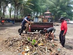 Pantai Serang Blitar Ditutup Dampak Banjir Rob, 17 Warung Rusak-Gazebo Roboh