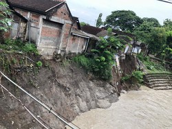 Beberapa Rumah Warga Bojonegoro Rawan Ambruk Tergerus Air Sungai