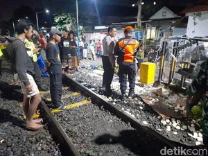 Pengendara Motor Roda 3 Luka Berat Tertabrak KA Dhoho di Kota Kediri