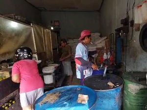 Warga Bojonegoro Keluhkan Harga Migor Curah Mahal Warga Bojonegoro Keluhkan Harga Migor Curah Mahal