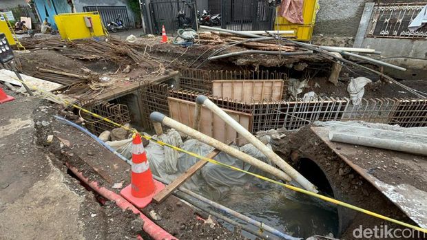 Proyek pengerjaan polder di sekitar Jalan Nangka Raya, Jagakarsa, Jakarta Selatan yang menutupi akses jalan (Ondang/detikcom)