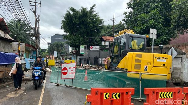 Proyek pengerjaan polder di sekitar Jalan Nangka Raya, Jagakarsa, Jakarta Selatan yang menutupi akses jalan (Ondang/detikcom)