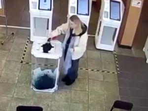 Kericuhan di Pilpres Rusia, Pemilih Siram Tinta ke Kotak Suara-TPS Dibakar Kericuhan di Pilpres Rusia, Pemilih Siram Tinta ke Kotak Suara-TPS Dibakar