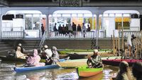 Semangat! Tetap Salat Tarawih Saat Banjir di Jambi