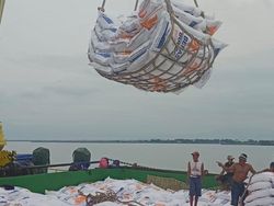 Stok Aman Saat Ramadan-Idul Fitri, 8.200 Ton Beras Impor Tiba di Probolinggo