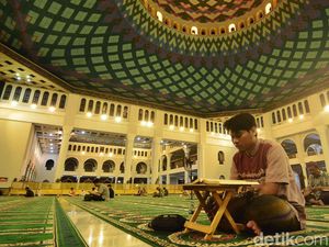Semangat Jemaah Masjid Al Akbar Surabaya Khatamkan Al-Quran di Bulan Suci Semangat Jemaah Masjid Al Akbar Surabaya Khatamkan Al-Quran di Bulan Suci