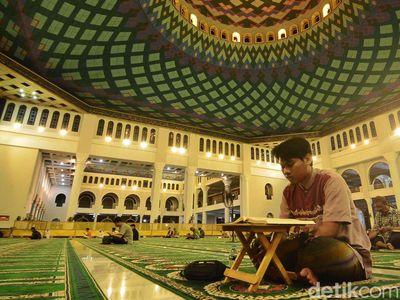 Semangat Jemaah Masjid Al Akbar Surabaya Khatamkan Al-Quran di Bulan Suci