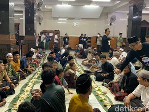 Tradisi Megibung, Makan Bareng saat Buka Puasa di Bali Tradisi Megibung, Makan Bareng saat Buka Puasa di Bali