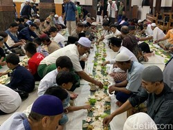 Buka Puasa dengan Tradisi Megibung di Masjid Baitul Makmur Denpasar