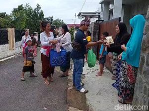 Indahnya Toleransi, Umat Hindu di Lampung Bagikan Takjil saat Ramadan