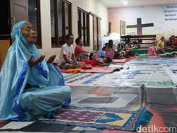Potret Toleransi dari Kudus, Pengungsi Banjir Salat di Aula Gereja