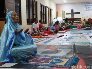 Potret Toleransi dari Kudus, Pengungsi Banjir Salat di Aula Gereja Potret Toleransi dari Kudus, Pengungsi Banjir Salat di Aula Gereja