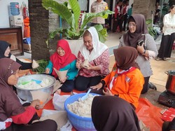 Walkot Semarang Cek Distribusi Makanan di Dapur Umum untuk Korban Banjir