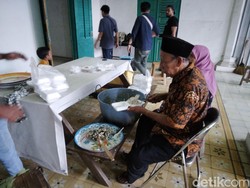 Cara Abdullah Jaga Tradisi Leluhur Lewat Bubur Harisah Khas Timur Tengah