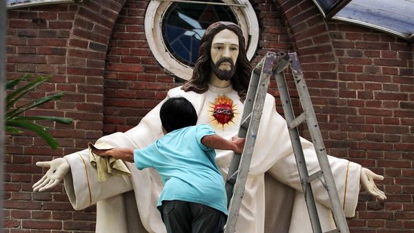 Aksi Bersih-bersih Gereja Jelang Paskah