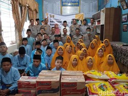 Polda Sumsel Beri Bantuan Paket Sembako untuk Anak Yatim Piatu