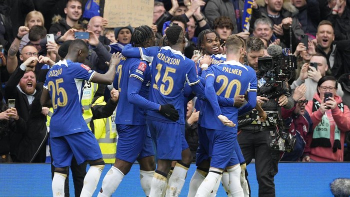 Chelseas Carney Chukwuemeka, second right, celebrates with teammates after scoring his sides third goal during the FA Cup quarterfinal soccer match between Chelsea and Leicester City at Stamford Bridge in London, Sunday, March 17, 2024. (AP Photo/Dave Shopland)