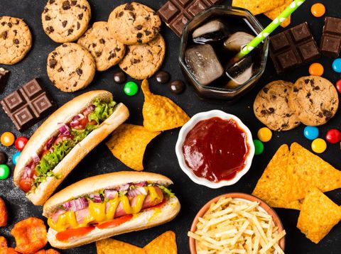 Hindari Makanan Olahan dan Berlemak/ Foto: freepik.com/freepik