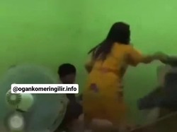 Viral Video Wanita di OKI Gerebek Suami Lagi Ngamar dengan Selingkuhan