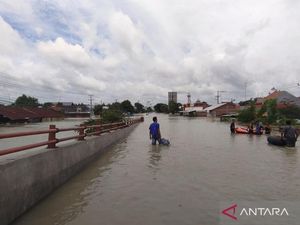 Jalur Pantura Demak-Kudus Lumpuh Akibat Tanggul Sungai Jebol