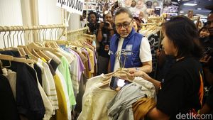 Kunjungi ITC Mangga Dua, Mendag Zulhas Borong Pakaian