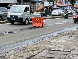 Warga Minta Lubang di Jl Juanda Tangsel yang Bikin Pemotor Jatuh Diperbaiki Warga Minta Lubang di Jl Juanda Tangsel yang Bikin Pemotor Jatuh Diperbaiki