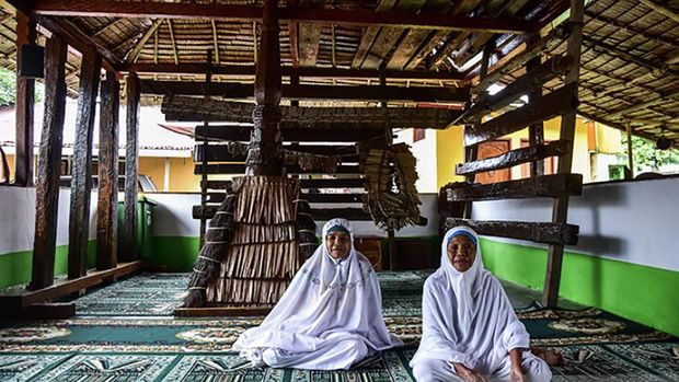 Masjid Wapauwe di Negeri (Desa) Kaitetu Kabupaten Maluku Tengah, Provinsi Maluku, Minggu (20/6/2021). Masjid Wapauwe merupakan masjid tertua di Maluku, dibangun pada 1414 di daerah Wamane dan menurut legenda warga setempat masjid itu berpindah sendiri ke lokasi sekarang pada 1664, dan kini menjadi objek wisata religi karena arsitektur uniknya yang dibangun tanpa paku dan nilai historisnya tentang penyebaran Islam di Maluku. (ANTARA FOTO/FB Anggoro)