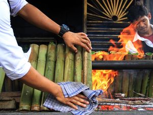 Melihat Pembuatan Lemang Srikaya Khas Medan Melihat Pembuatan Lemang Srikaya Khas Medan
