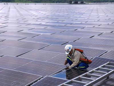 Melihat Perawatan Panel Surya di PLTS Terapung Cirata