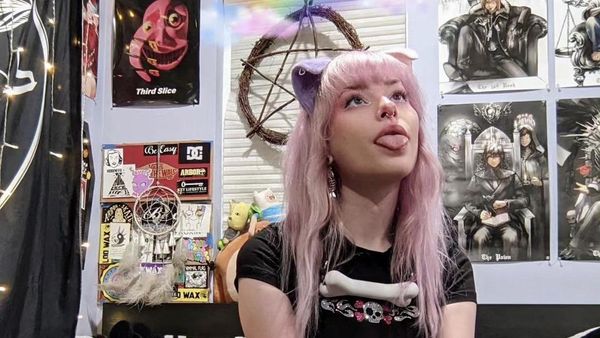 8 Foto Wanita yang Terobsesi Jadi Anjing, Tidur di Kandang Sambil Gonggong