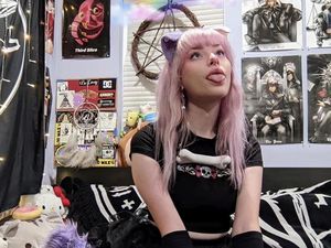 8 Foto Wanita yang Terobsesi Jadi Anjing, Tidur di Kandang Sambil Gonggong