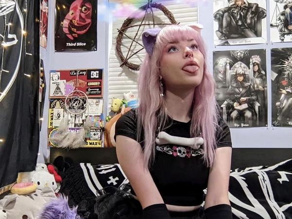 8 Foto Wanita yang Terobsesi Jadi Anjing, Tidur di Kandang Sambil Gonggong