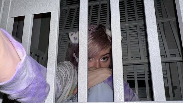 Sosok Wanita yang Terobsesi Jadi Anjing, Tidur di Kandang