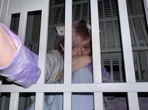 Sosok Wanita yang Terobsesi Jadi Anjing, Tidur di Kandang