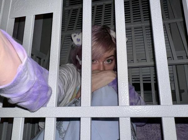 Sosok Wanita yang Terobsesi Jadi Anjing, Tidur di Kandang