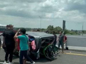Brakkk! Porsche Tabrak Livina di Tol Kejapanan