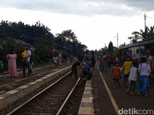 Ngabuburit di Rel Kereta, Berbahaya tapi Sudah Jadi Tradisi di Purwakarta