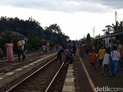 Ngabuburit di Rel Kereta, Berbahaya tapi Sudah Jadi Tradisi di Purwakarta